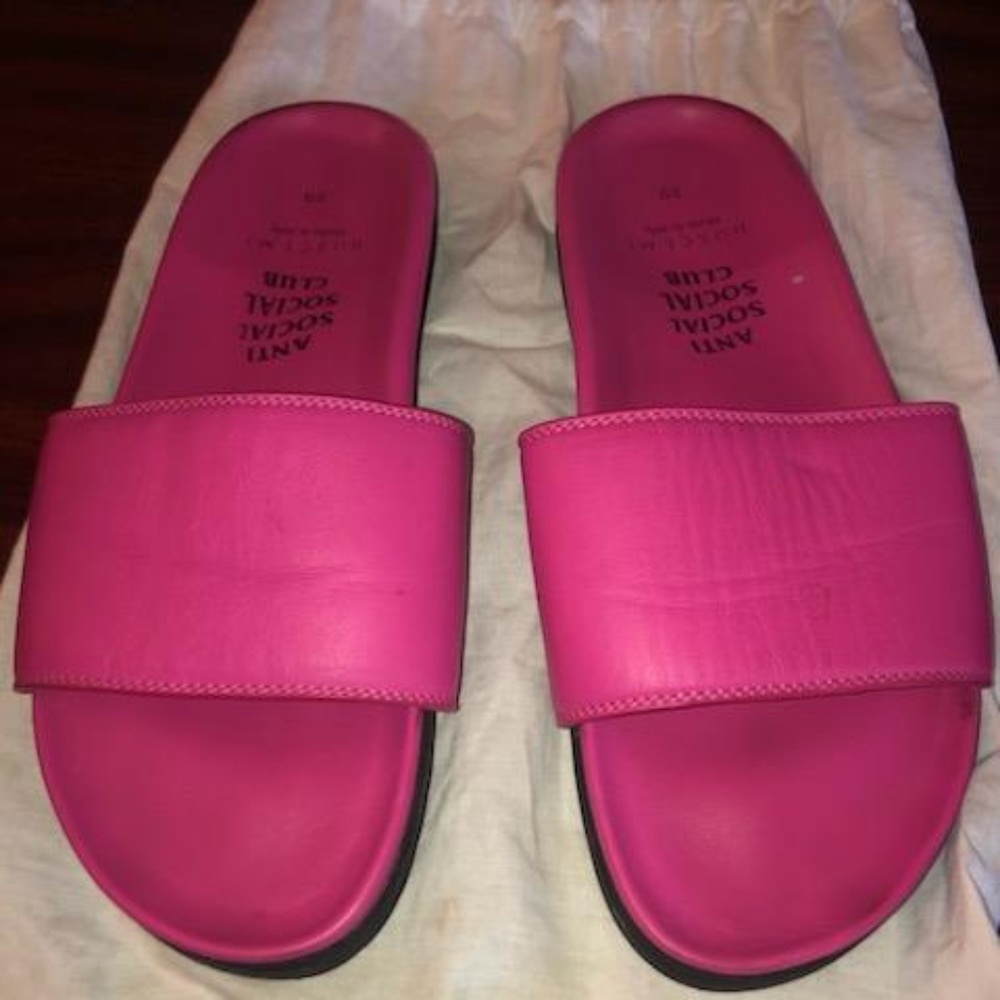 Size 9 Fuschia slides